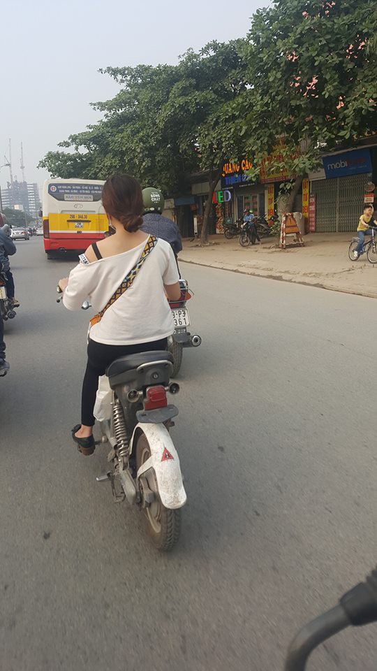 Cô gái bỗng dưng phát hiện mình bị vu khống trên MXH chỉ vì mặc áo trễ vai đi trên đường